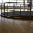 Samengestelde plankenvloer in ontvangstruimte en vergaderzaal