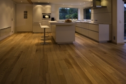 Massieve plankenvloer in woonkamer, keuken & inkom