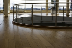 Samengestelde plankenvloer in ontvangstruimte en vergaderzaal